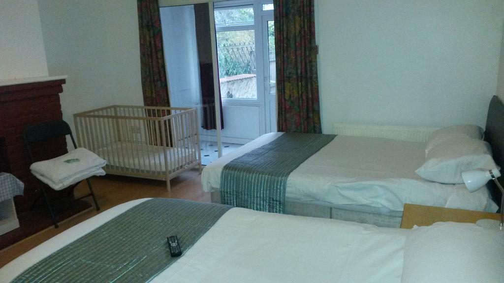Chambre Familiale avec Salle de Bains Commune (2 Adultes + 2 Enfants)